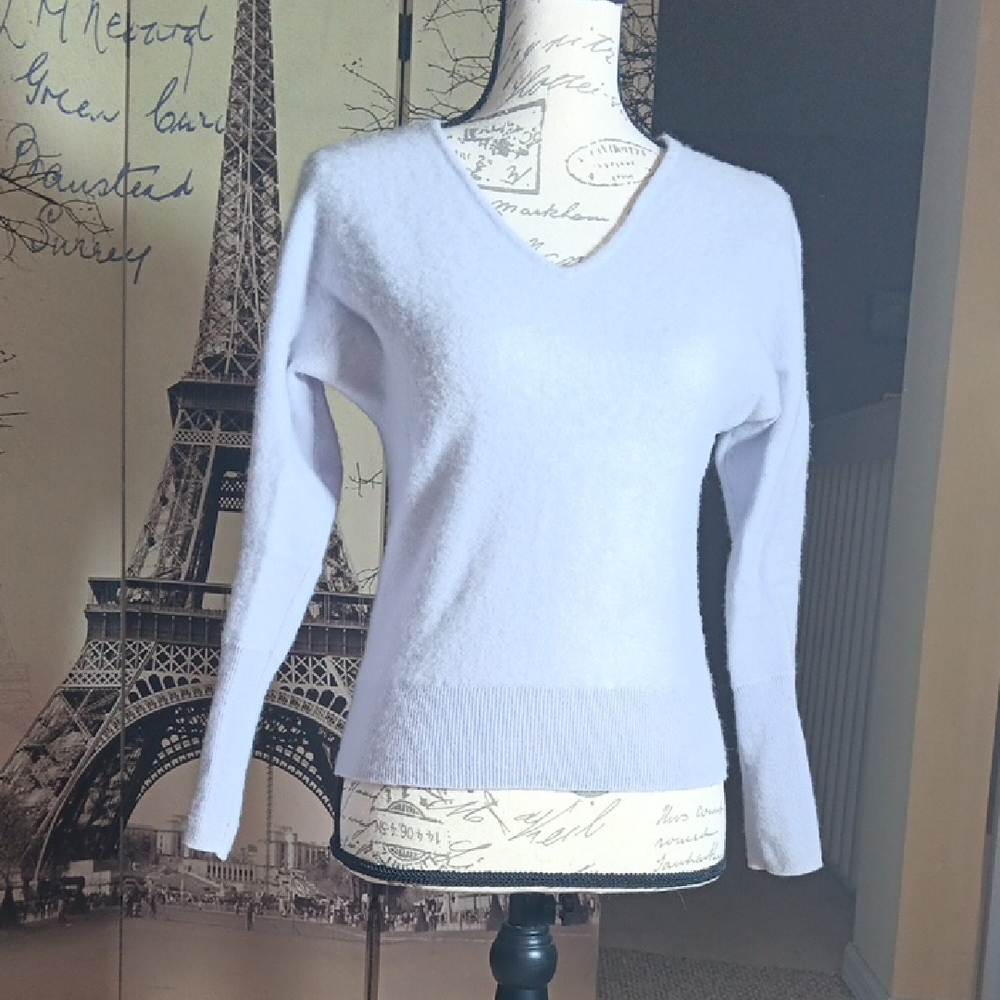 Tahari Women's V-Neck Sweater - Soft White